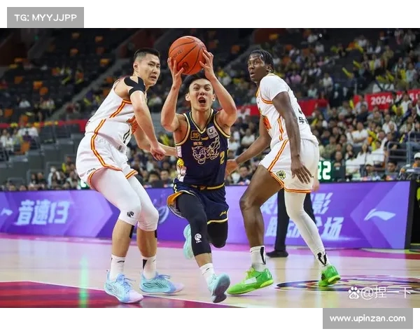 李奕臻训练新突破:控运基本功与行进间持球对抗展现无限潜力 李奕臻训练新突破:控运基本功与行进间持球对抗展现无限潜力